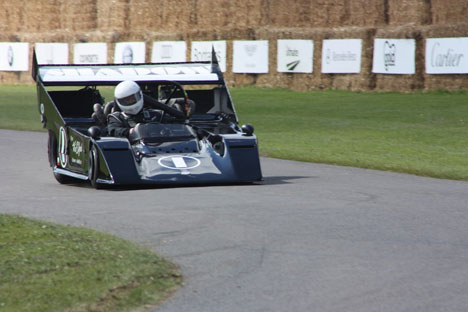 Nej det er ikke en go-kart. Det er faktisk en Shadow Can-Am bil, som kunne kører over 300 km/t. Et fint eksempel på de spændende konstruktionen som Can-Am klassen blev så kendt for – reglementet var nemlig stort set et blankt stykke papir. Men bilens ulemper (f.eks mangel på effektive bremser) var større end fordelene, så den blev droppet. Men på langsiden var den en ren raket – som jeg nødigt ville sidde i.
(Foto: Motorsporten.dk)